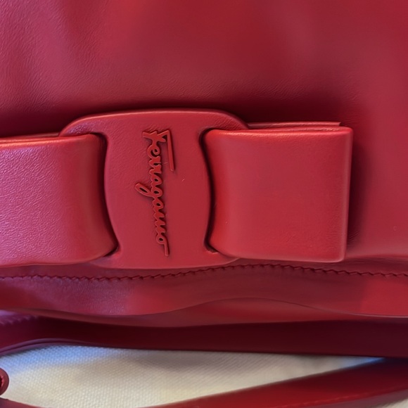 NWT SALVATORE FERRAGAMO VIVA BOW CALFSKIN LEATHER BAG. - Picture 3 of 11